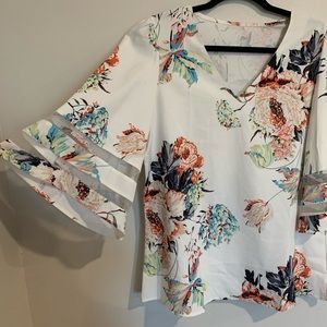 🔴➡️4/$10!!!⬅️🔴 Bell sleeve floral top